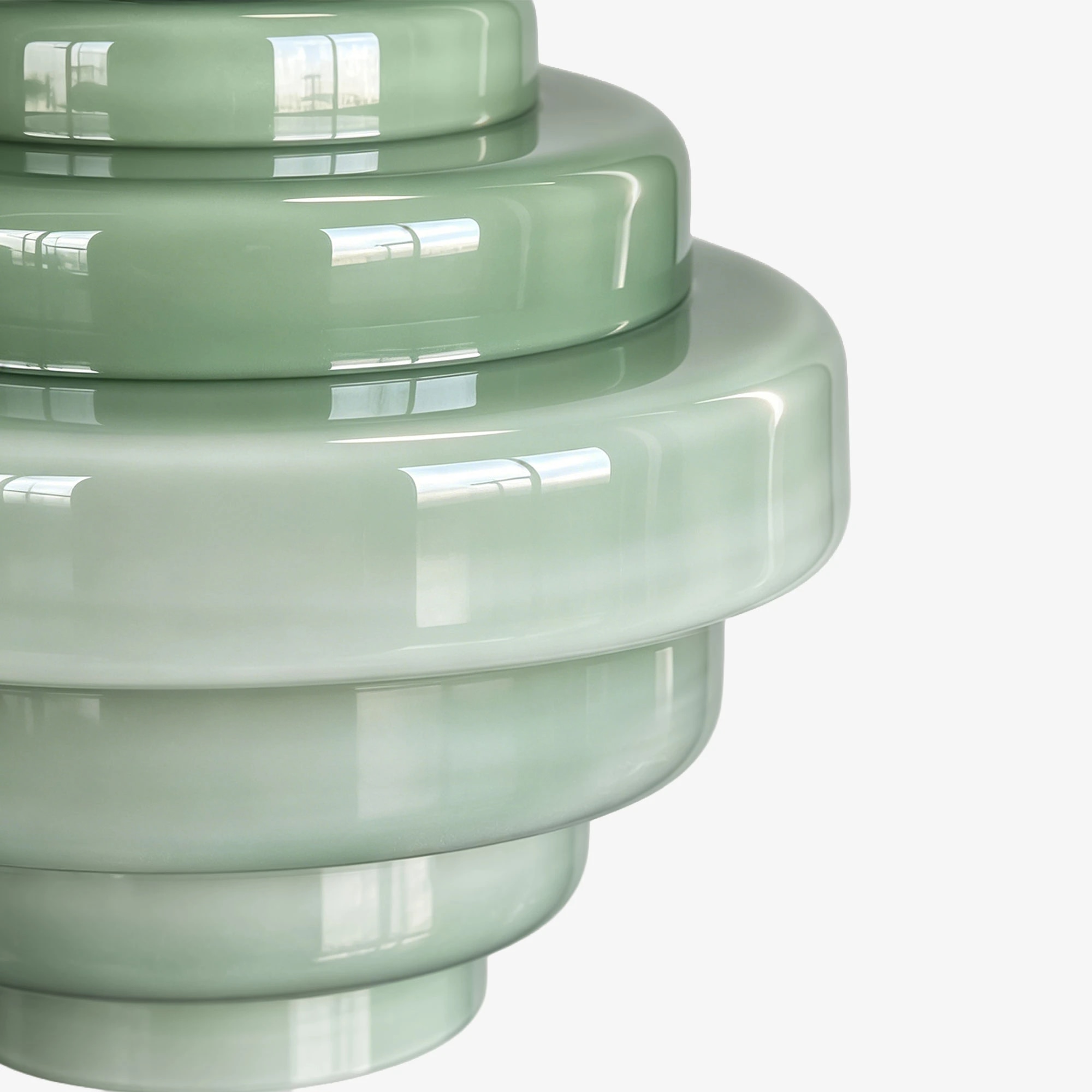 Detailopname van een hanglamp met een glanzende, groene glazen kap met kleurverloop.